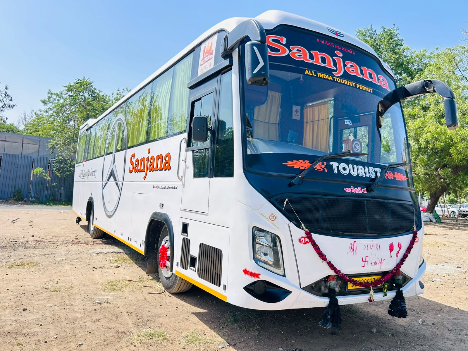 Luxury Bus Premium Class 2x2 49 Seater